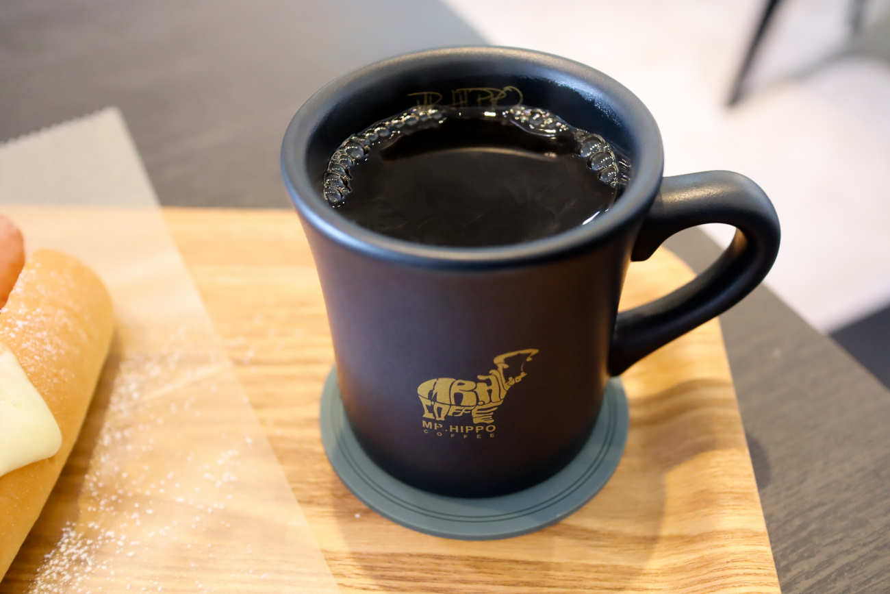 MR. HIPPO COFFEEのロゴ入りマグとコーヒー