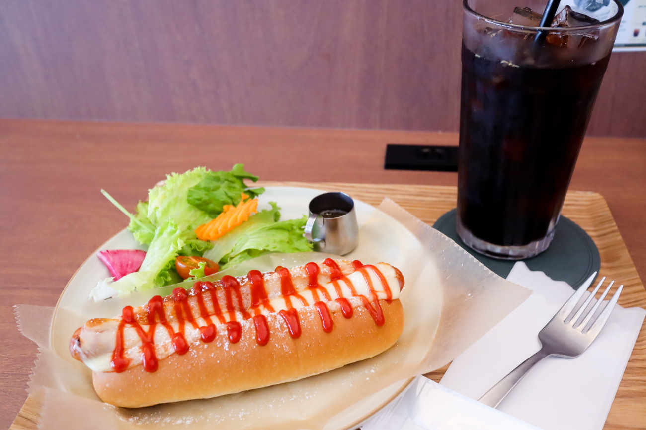 チーズドッグとアイスコーヒー
