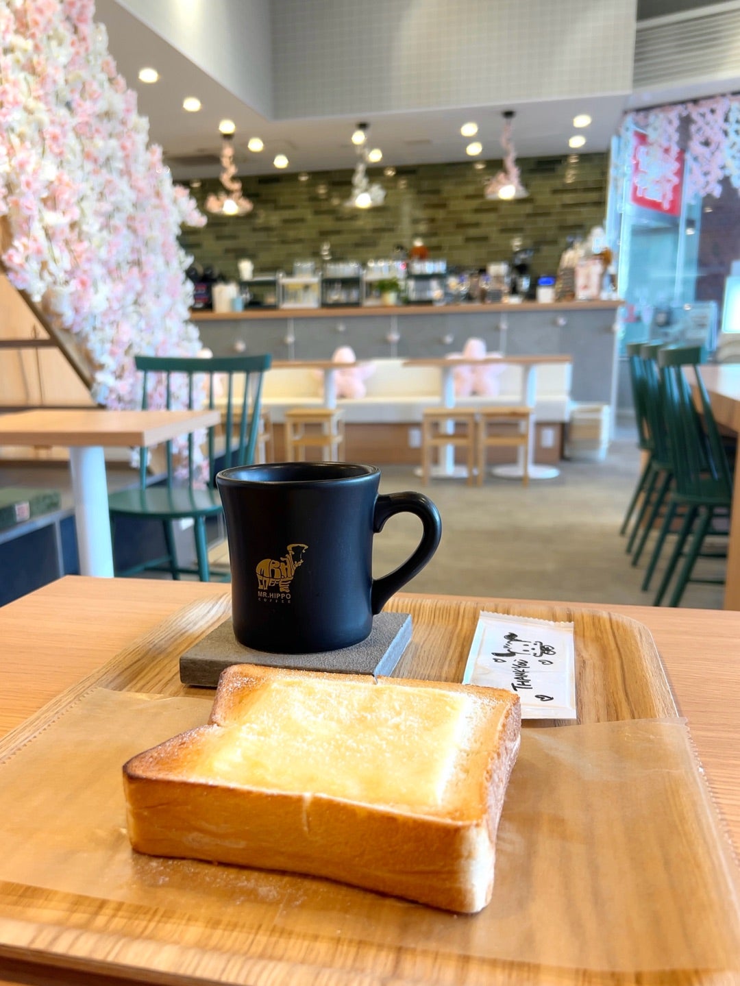 厚切りバタートーストとコーヒー