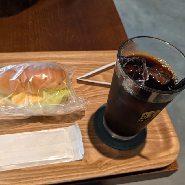 サンドイッチとアイスコーヒー