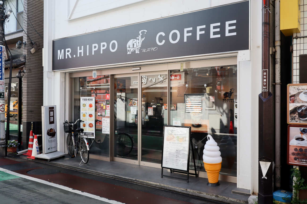 街角にあるMR. HIPPO COFFEEの店舗
